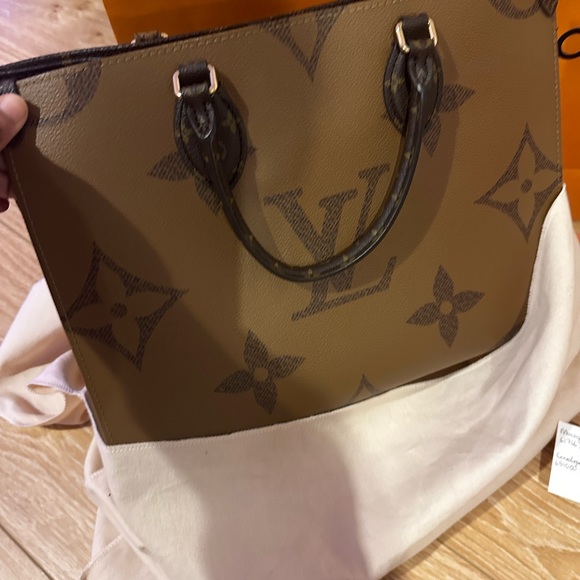 LV ON THE GO MM bag. Very new! Never used - Picture 5 of 7